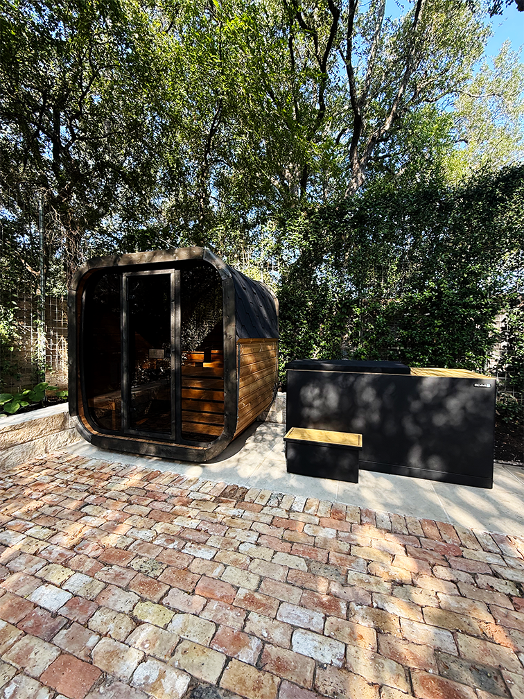 4 Person Outdoor Cube Sauna installed in Texas backyard on a patio with luxury cold plunge, CL5G, Öli Saunas.