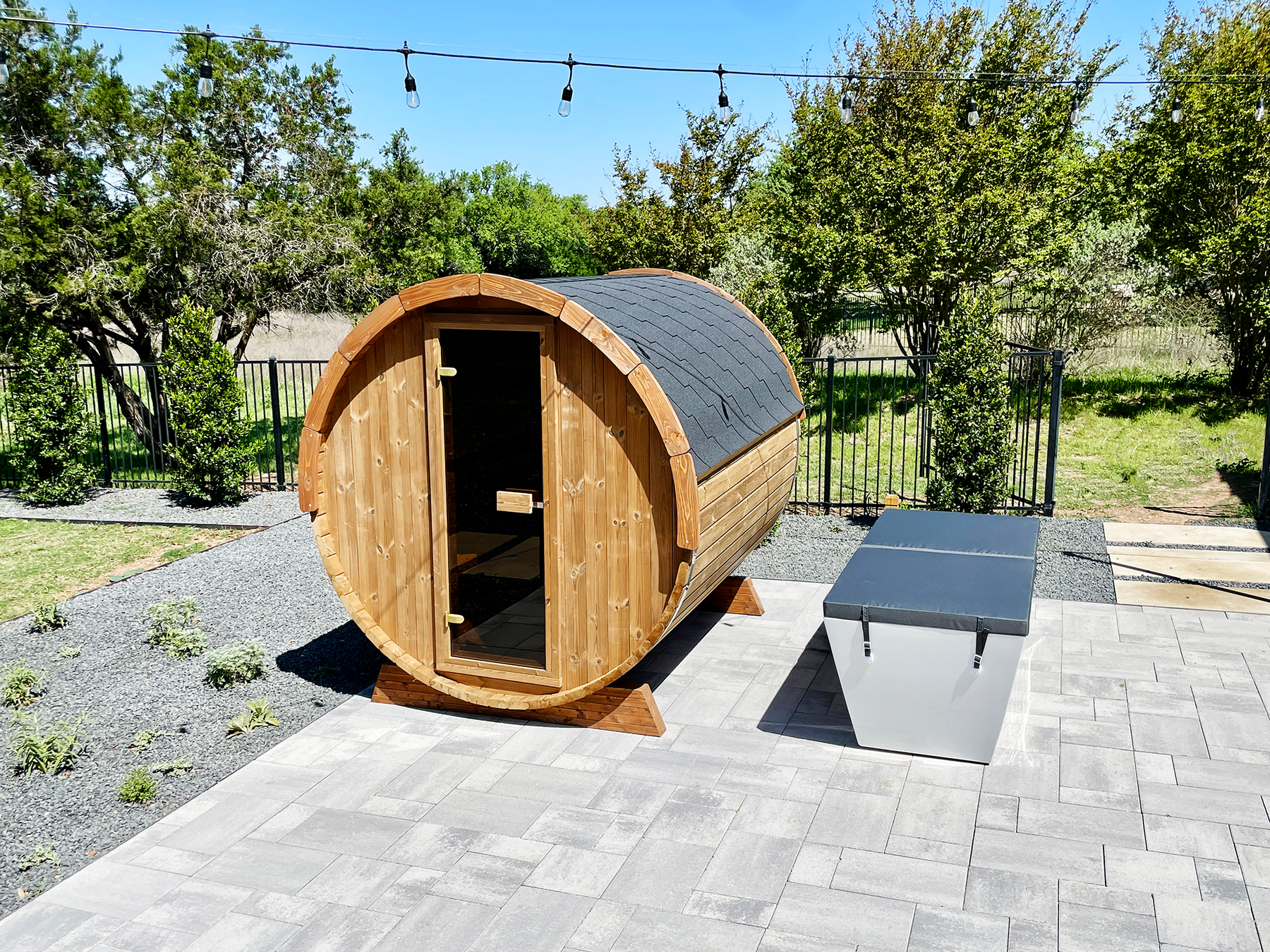 6 Person Outdoor Barrel Sauna installed on a patio in Texas, E8W, with acrylic cold plunge, Öli Saunas