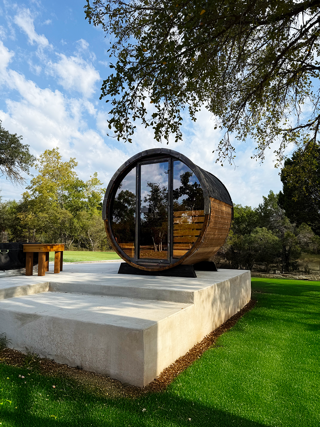 4 Person Outdoor Barrel Sauna installed on concrete patio in Texas, EE6G, Öli Saunas