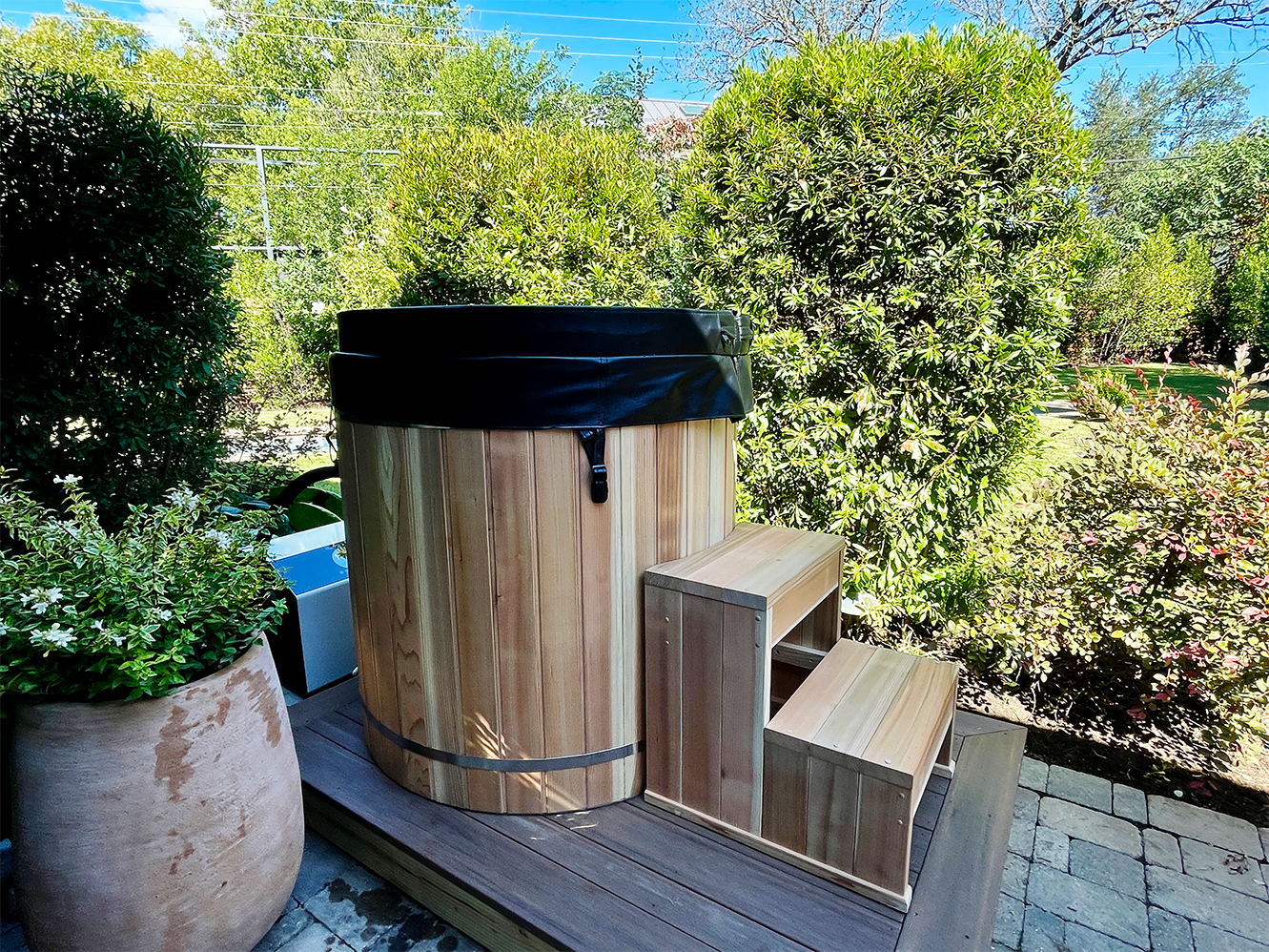 Wooden Barrel Cold Plunge on wooden deck in Texas, Öli Saunas